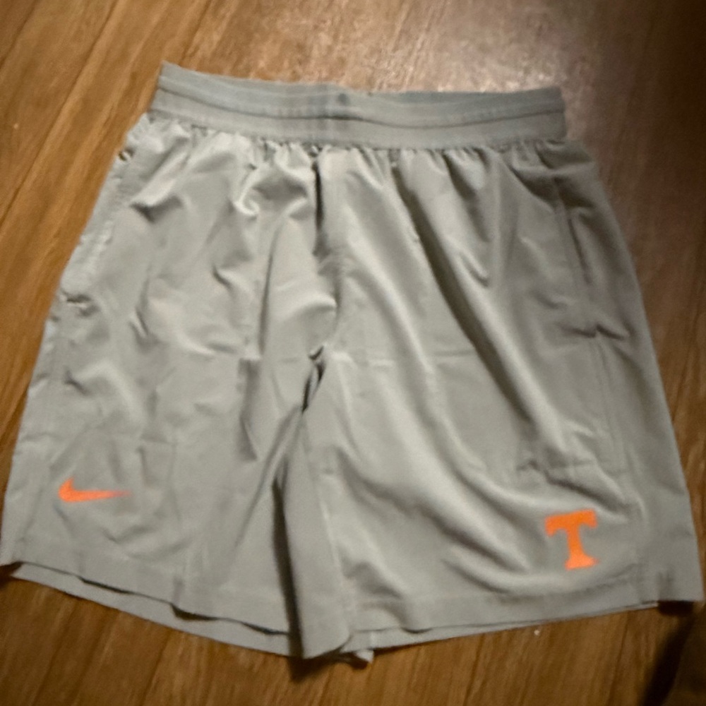 Nike Drifit Men’s Light Gray Tennessee Volunteers shorts men’s size M